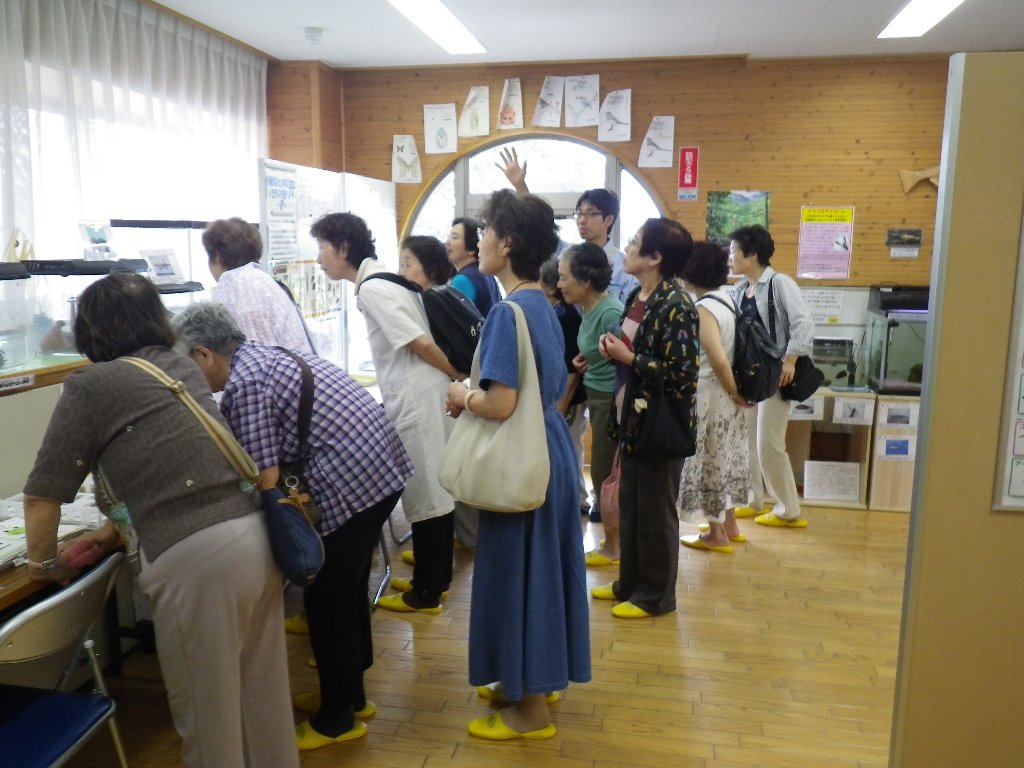 多摩川自然情報館で解説をしている様子